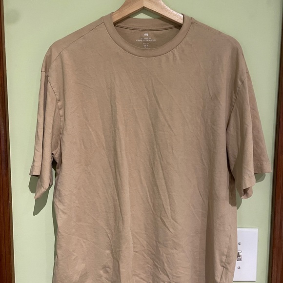 H&M Cropped bundle of 3 Tees in White, beige, and tan. - Picture 7 of 9